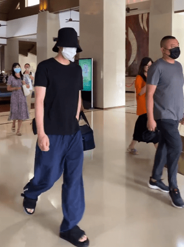 李大爷|李易峰今日份路透来袭 拖鞋或成峰峰夏日搬砖标配