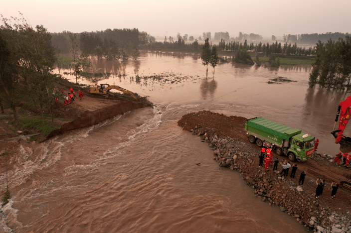 军民携手两天两夜,河南卫河新镇河段决口成功合龙!