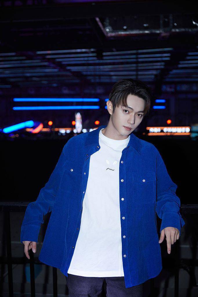 许凯蓝色丝绒外套尽显绅士气质 微露额头眼神撩人氛围感满满