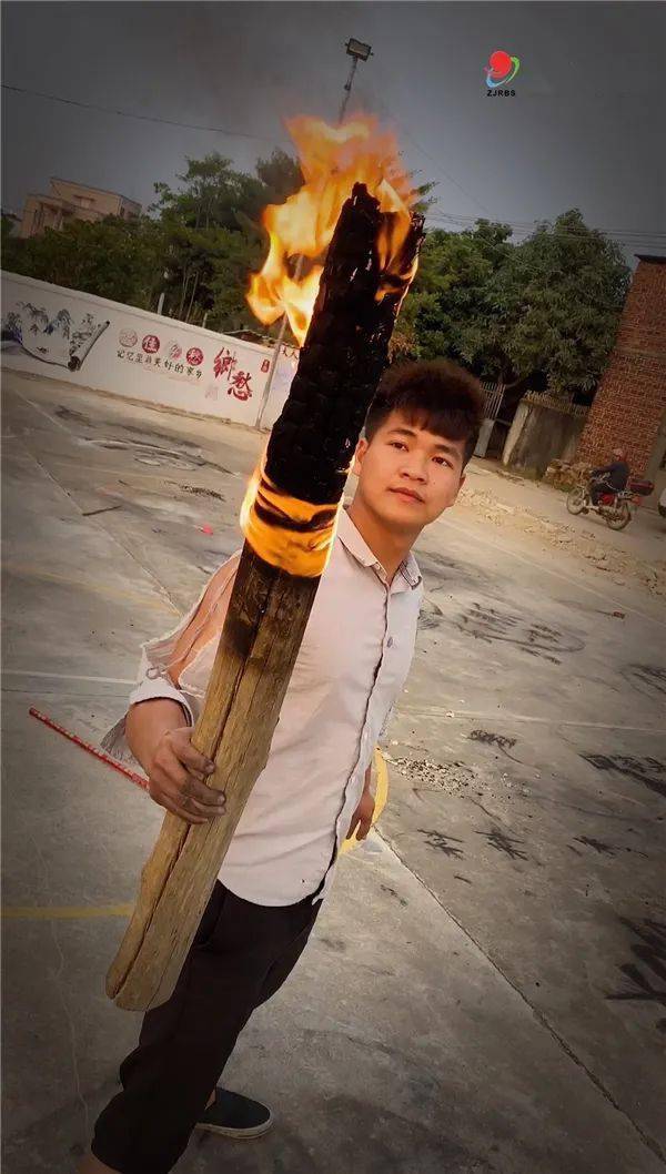 呢个廉江小伙拿烧火棍画画爆火啦!