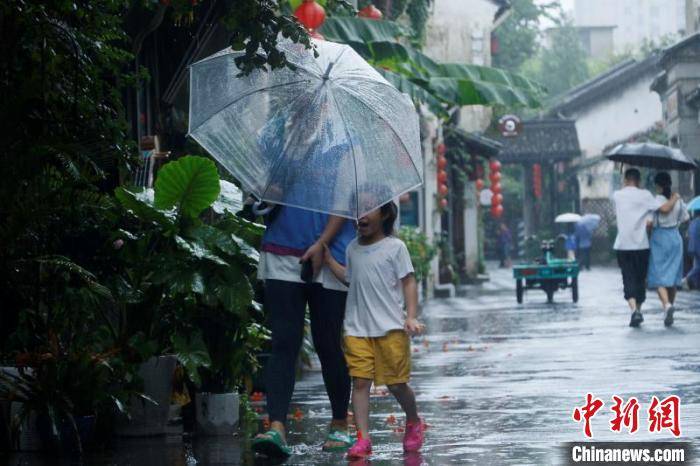 历史|“烟花”致大运河南端水位上涨 拱宸桥畔游人依旧