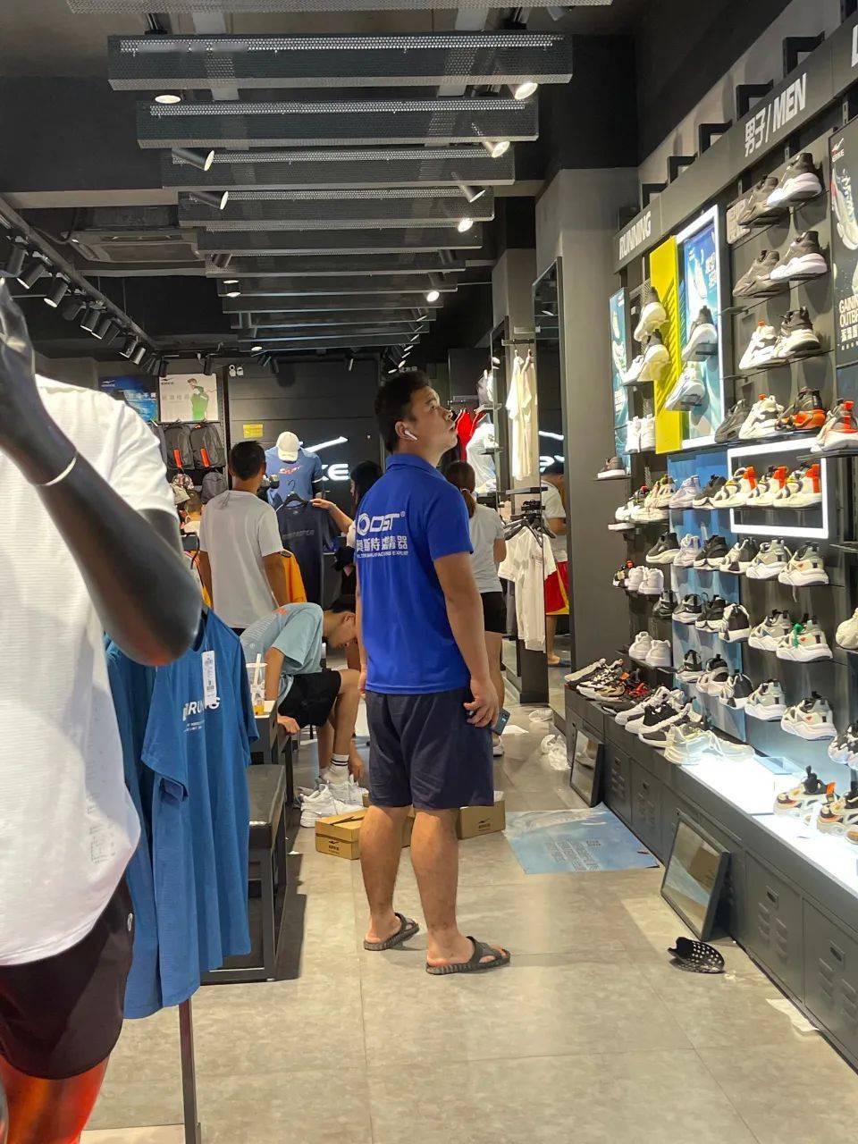 庐山市鸿星尔克线下店也太火爆了吧!不仅如此,还有.