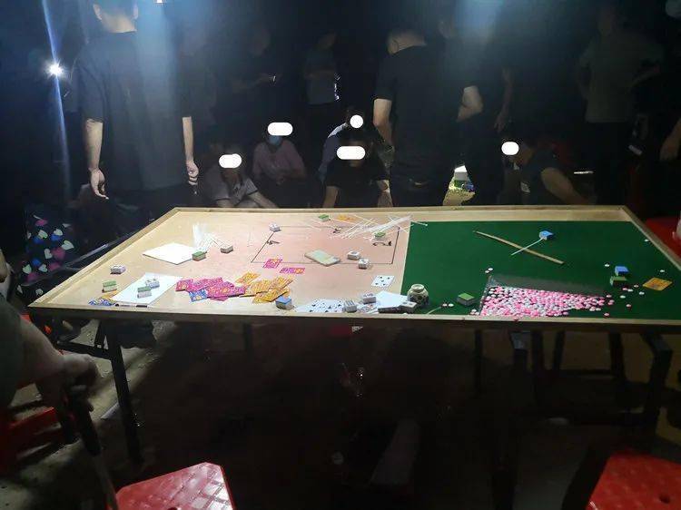 聚赌抓吴川一赌博窝点被警方捣毁现场抓获