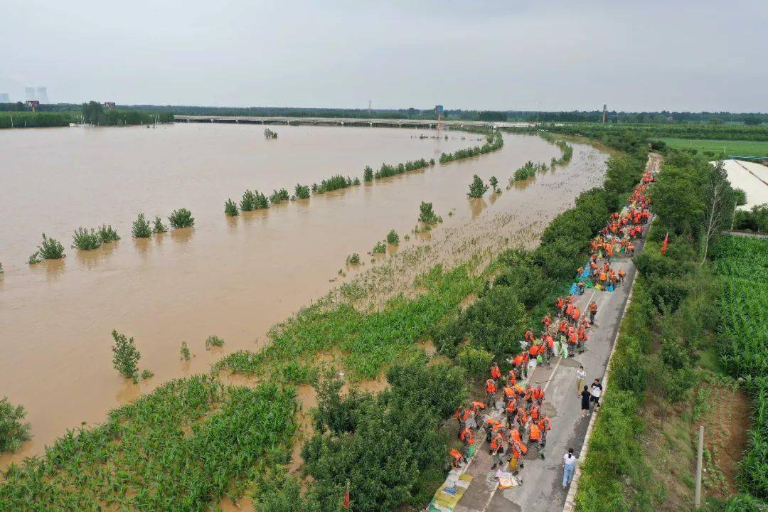 战汹涌洪水护百姓安宁驻焦部队官兵大沙河抢险