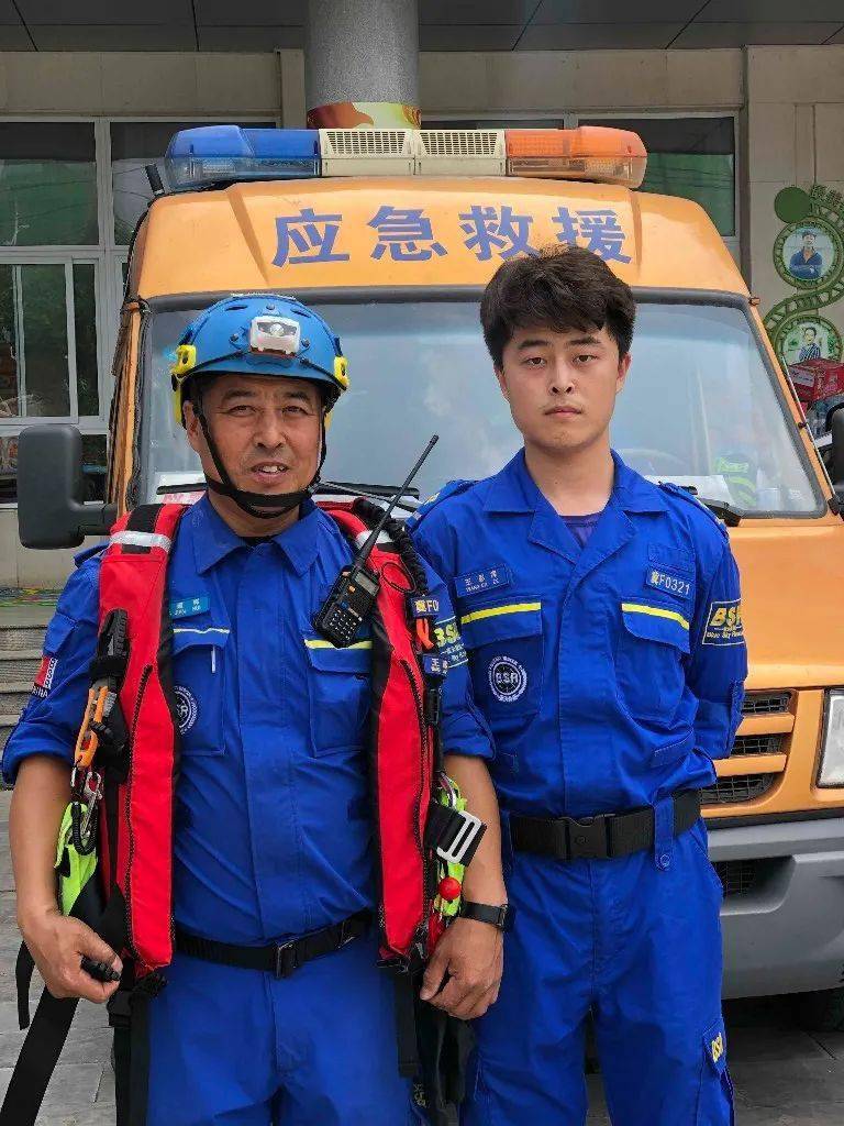 一家三口都是蓝天救援队队员,去年新冠疫情妻子驰援武汉,今年水灾父子
