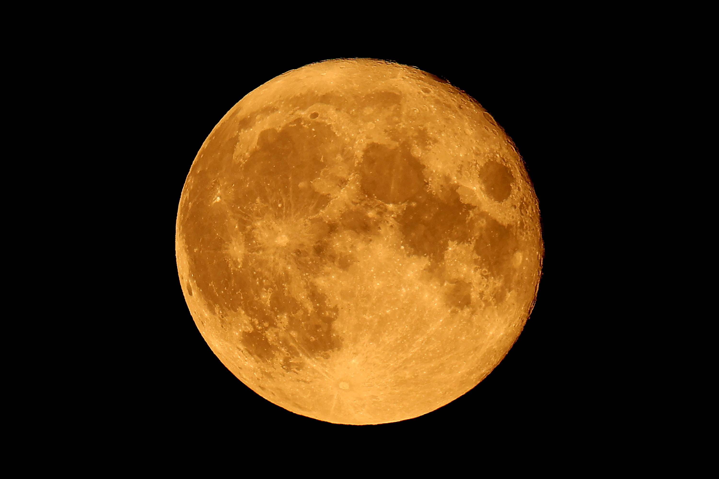 这是7月25日凌晨在波兰克拉科夫拍摄的满月