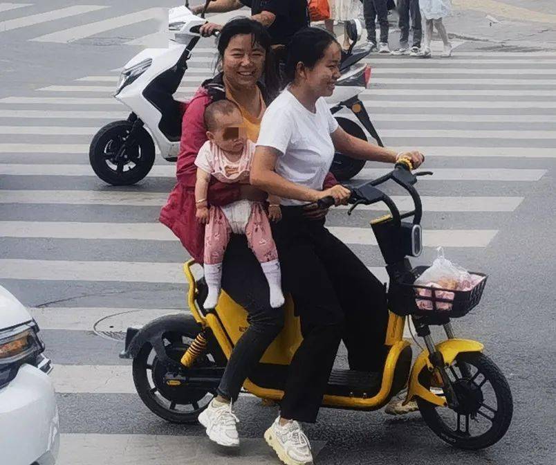 文明出行骑小黄车违法行为曝光危险