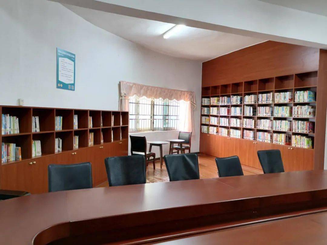 争当学习型干部,四会市政府办公室设立图书服务点