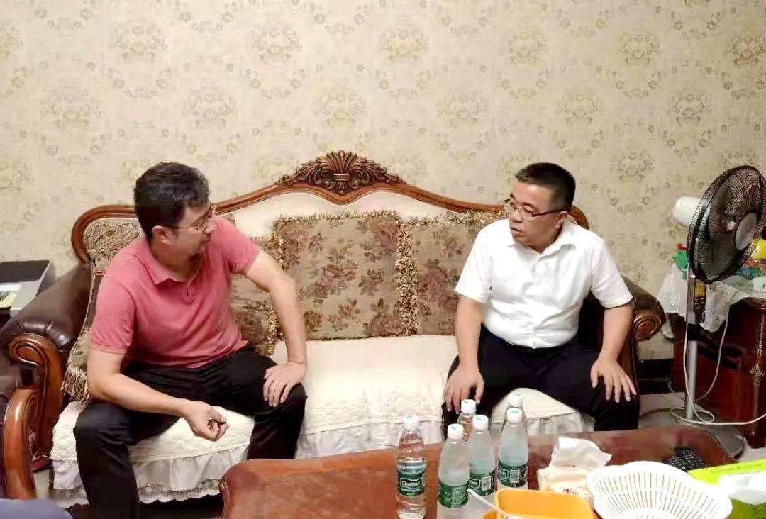 微洪江丨向青松走访慰问一线教师