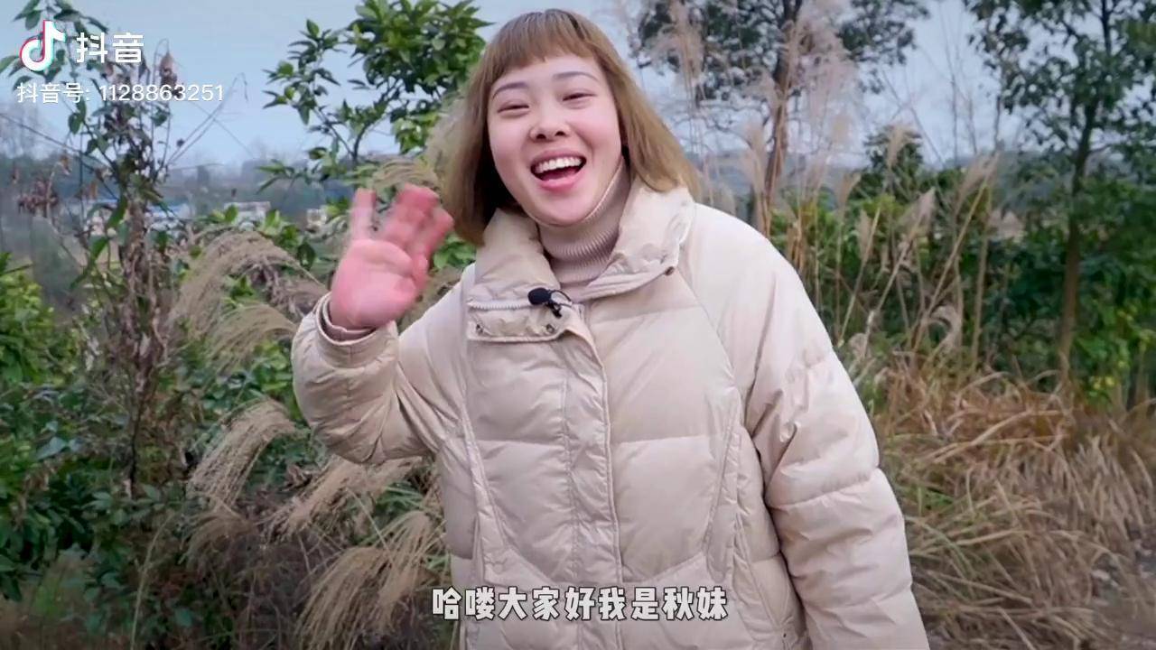 秋妹今天吃烧鸡公加芋头一起炖又香又耙淋上汤汁简直太下饭了烧鸡公