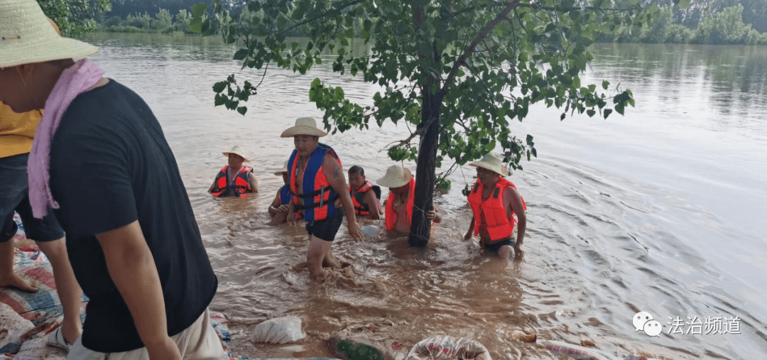 灾情发生以后,扶沟全县紧急动员,党员领导干部冲在一线,带领抗洪勇士