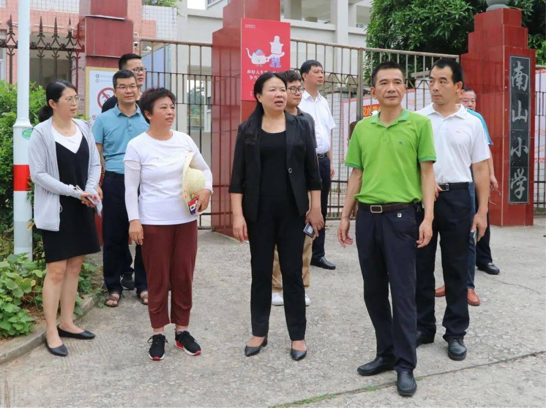 顏麗明一行先後前往雙陽街道新峰社區,南山社區及河市