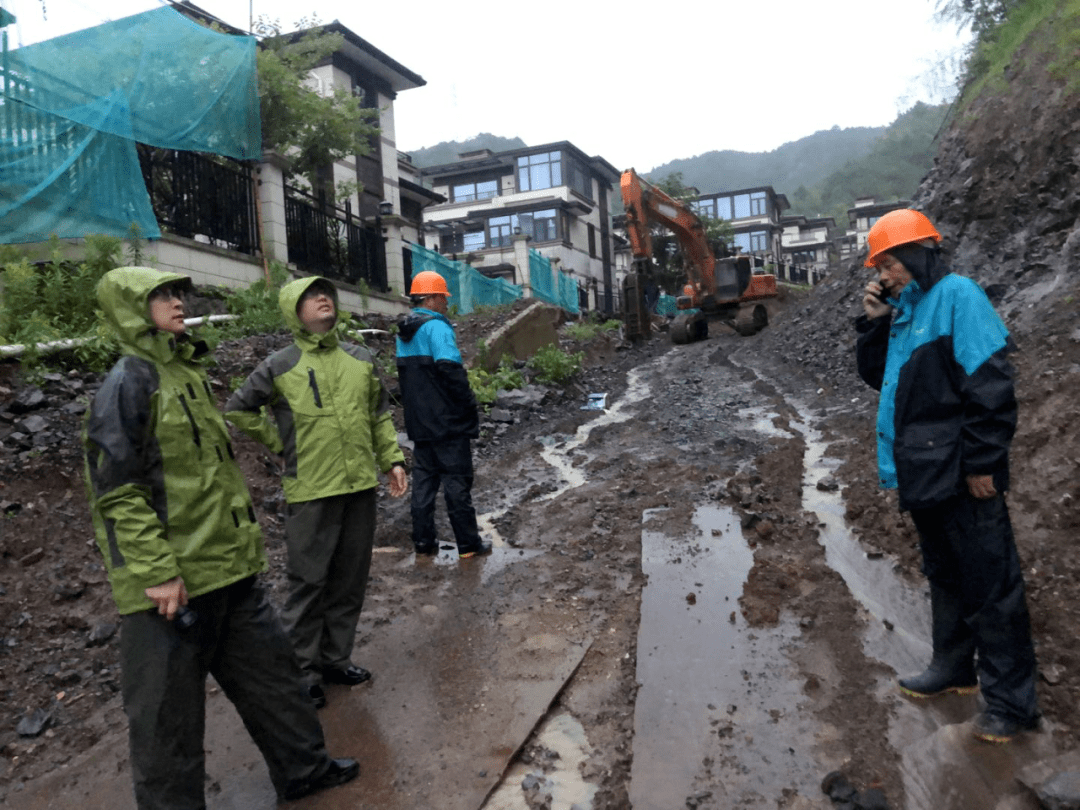 风雨中的丹东铁军丨后山村干部奋战防汛防台第一线