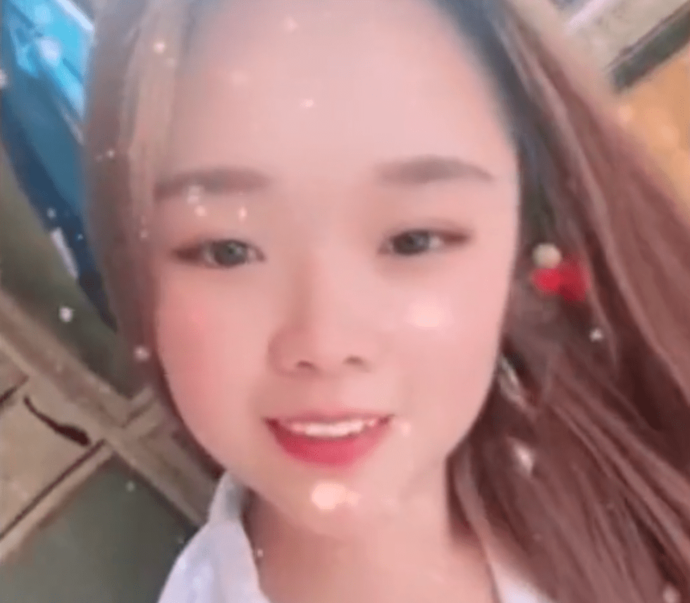 有不少网友认为,可能是小邱妹在高空玩直播的时候出现意外的,小邱妹的个人平台上的确有不少在吊塔驾驶室直