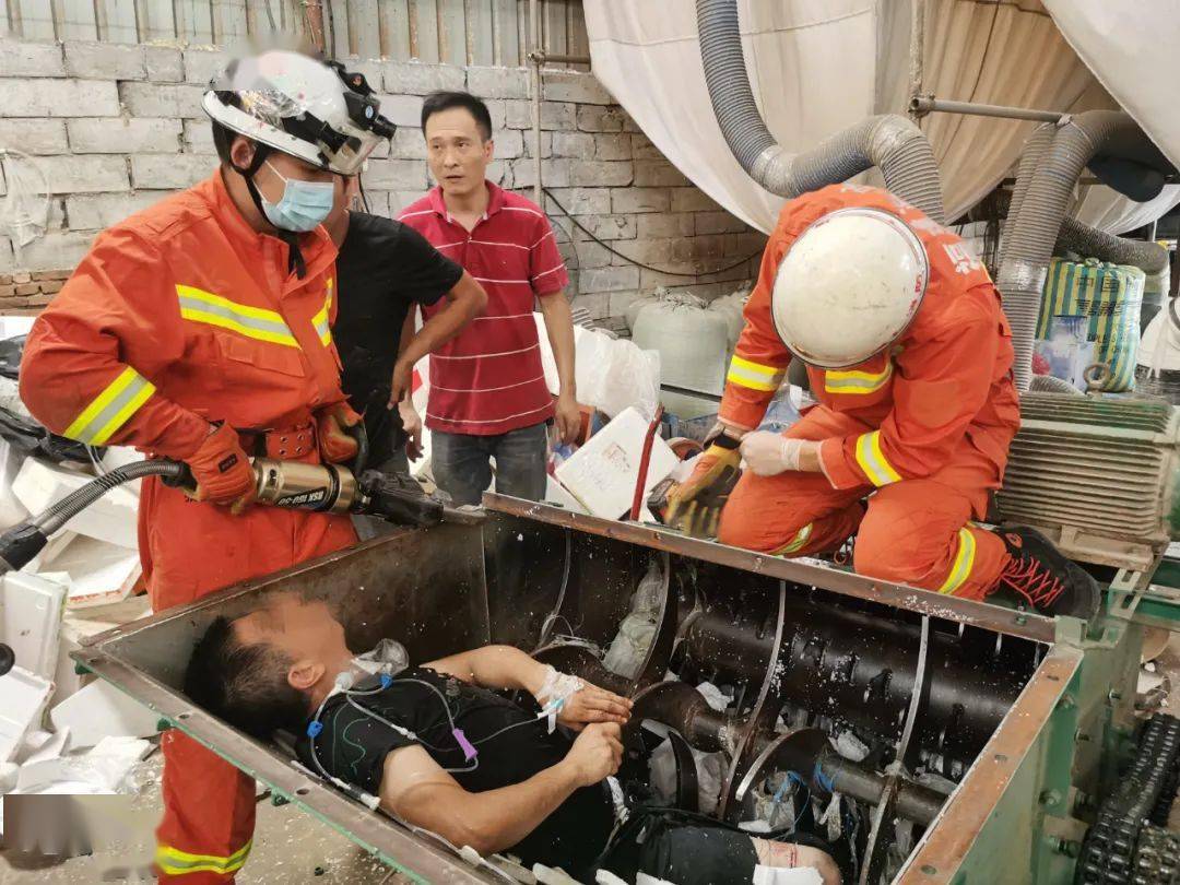 工人被粉碎机"咬"住脚,消防员紧急救援!