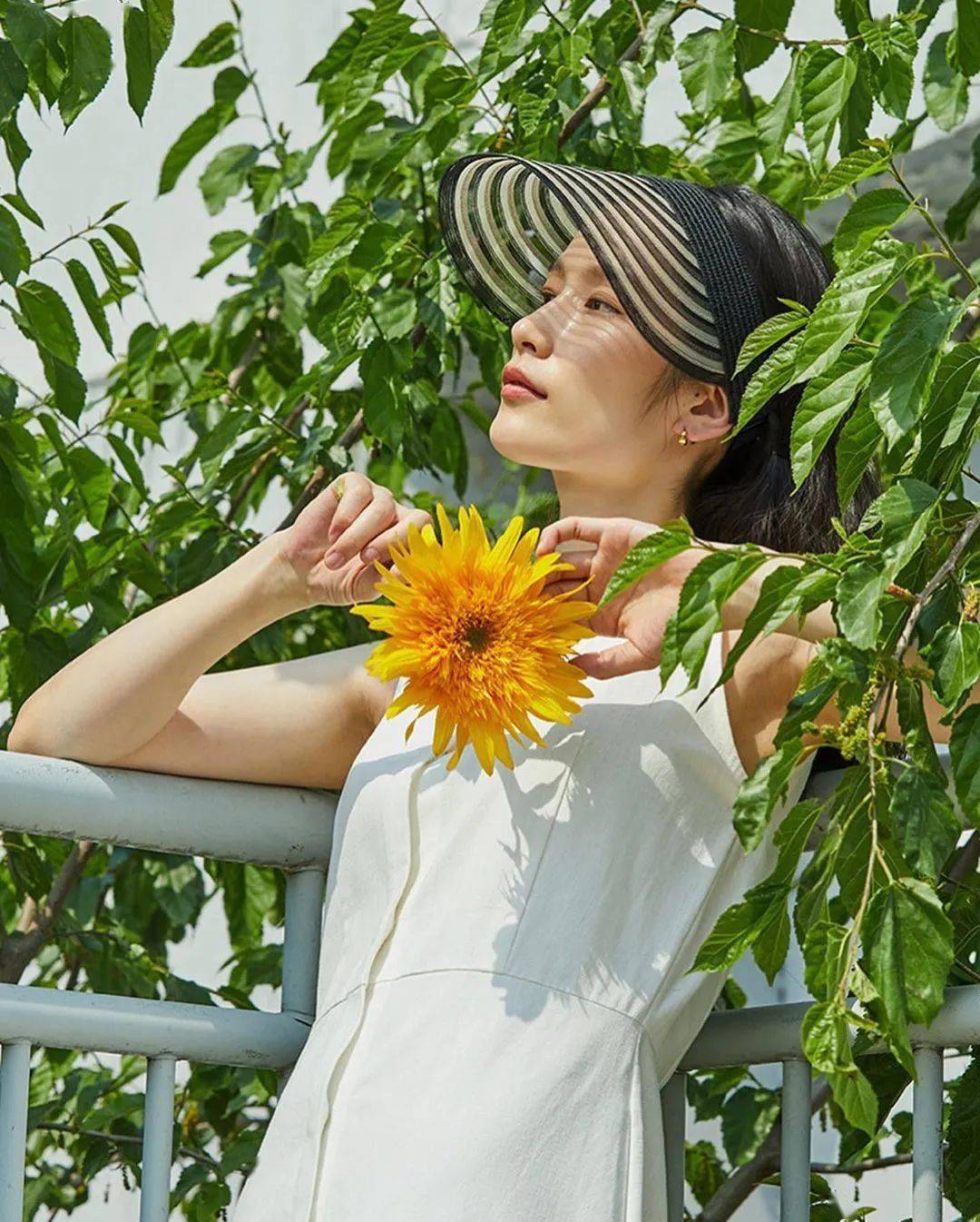 材质|Loewe、Miu Miu草编帽，才是今夏最时髦凹造型神器！