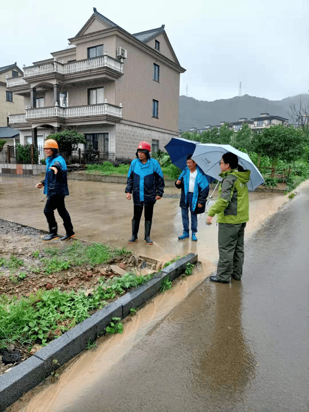 风雨中的丹东铁军丨后山村干部奋战防汛防台第一线