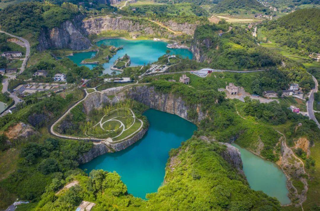 7月22日,渝北銅鑼山礦山公園,峭壁懸崖下,清澈的湖水湛藍動人.