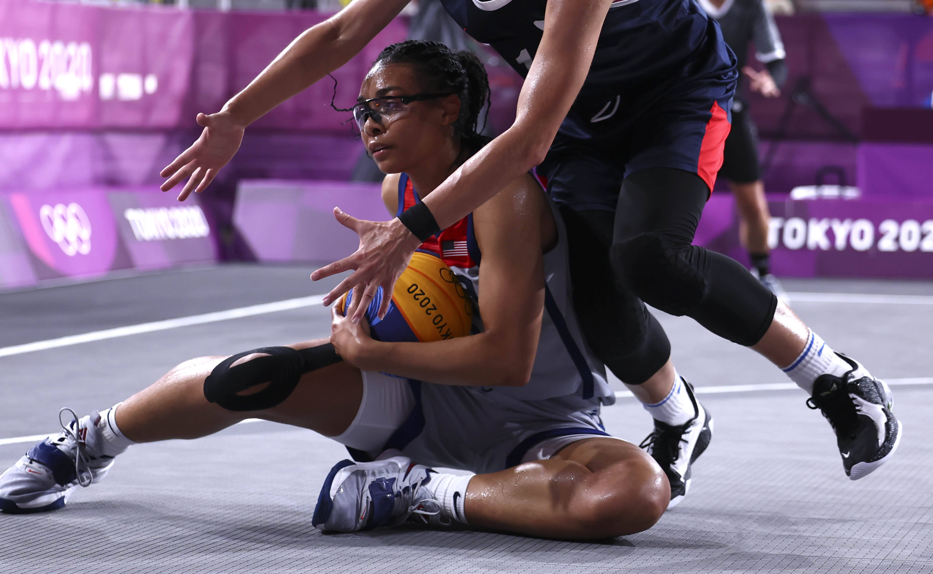 新华社照片,东京,2021年7月28日 7月28日,美国选手格雷(右)在比赛中