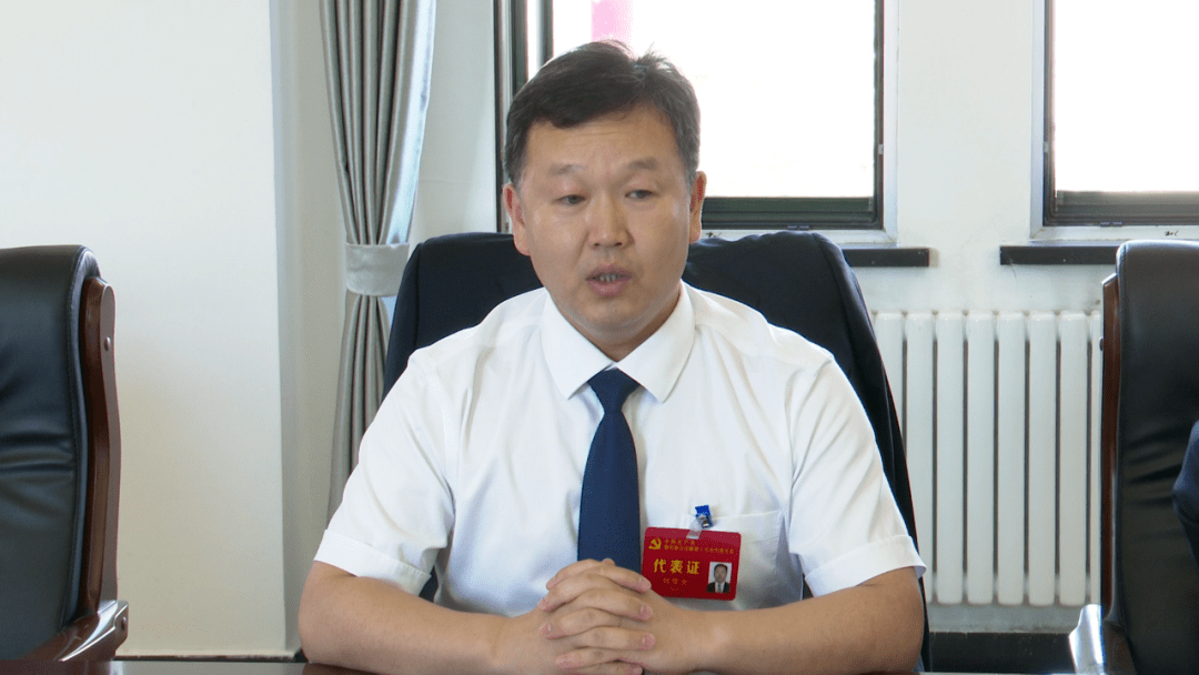 何雪光参加自治旗第十五次党代会克一河镇,乌鲁布铁镇代表团分组讨论