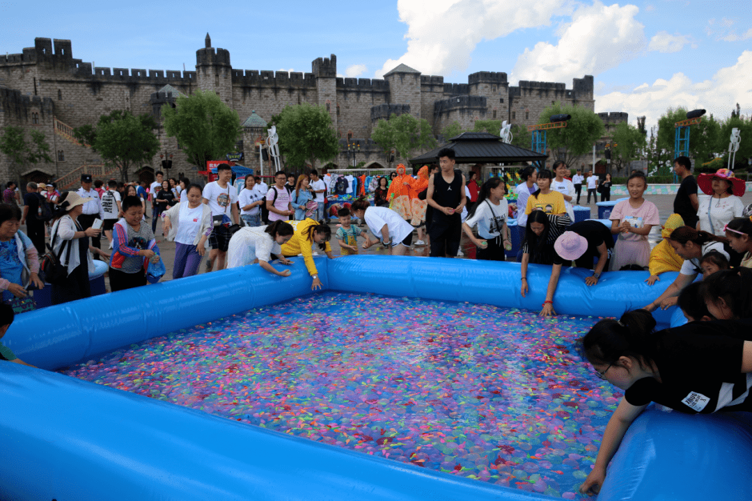 水战区 水球大战▲童梦天地儿童战区精彩演艺▲花车巡游欢乐起航
