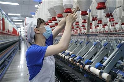 图呼图壁新疆宇华纺织工人车间生产忙