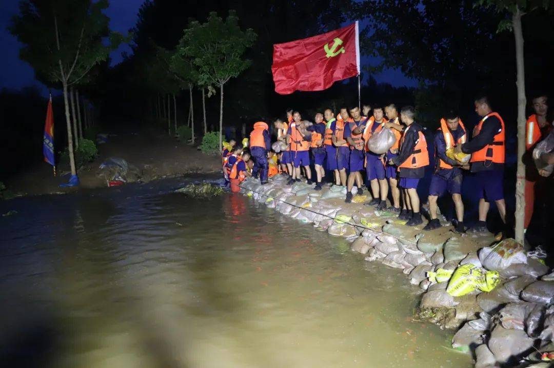 獲救嬰兒父親跑到抗洪現場送錦旗| 3天3夜決戰北康溝河 築牢堤