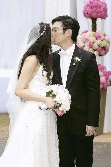 同是豪门媳妇,郭晶晶复出工作,她却为十亿生第五胎