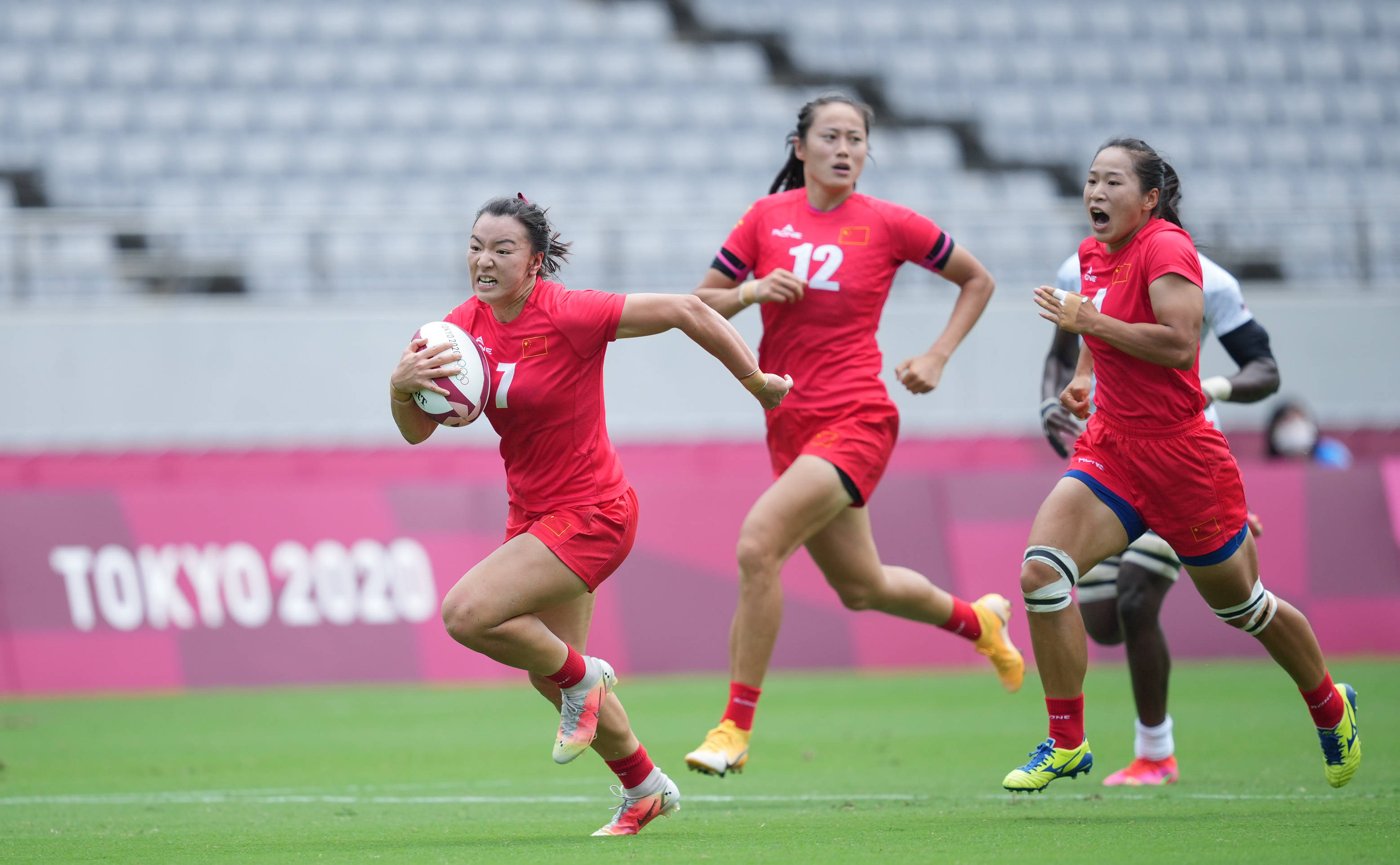 当日,在东京奥运会七人制橄榄球女子小组赛中,中国队不敌美国队.