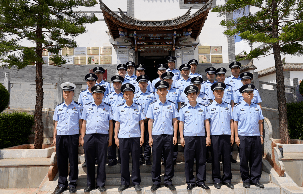 67【铭记红色历史 传承爱国情怀】宾川公安走进"一门三烈"故居