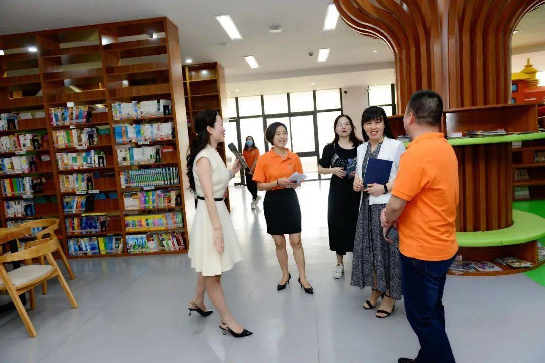 会前,福清市实验小学教育集团林海燕总校长带领莅临活动现场的专家和