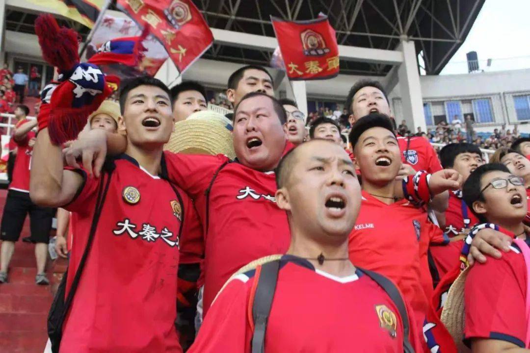陕西球迷故事风雨共同心陕西球迷一线救灾显担当
