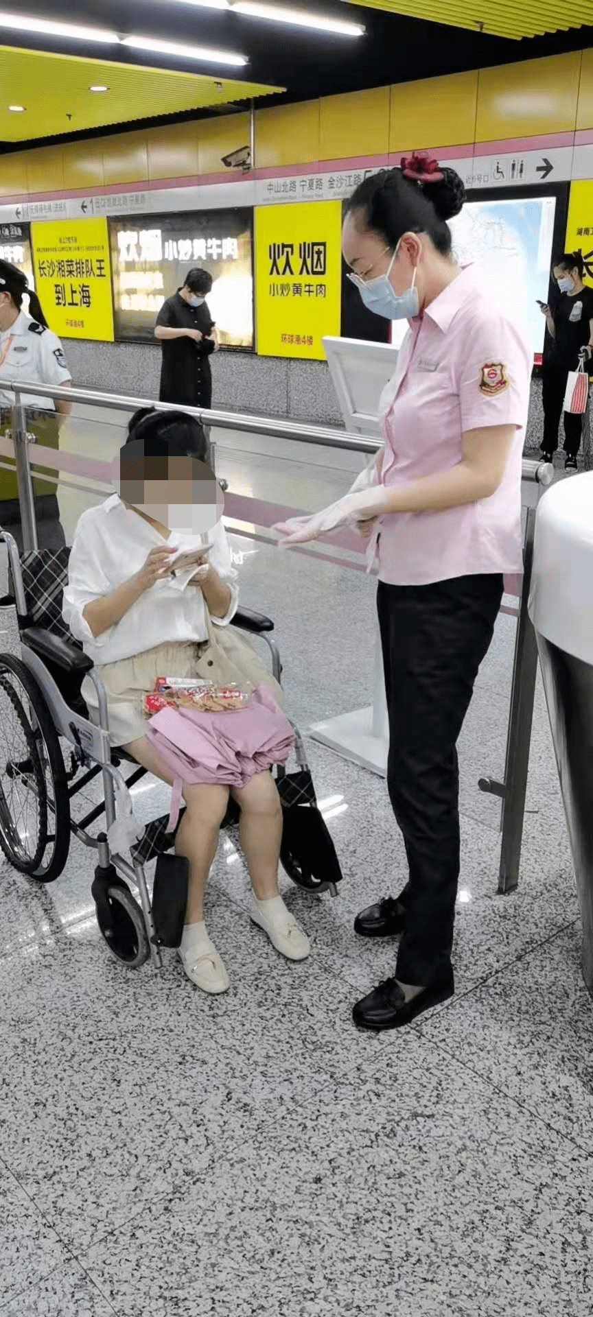 女生搭乘地铁晕倒还好有工作人员帮忙恢复元气满满【正能量】