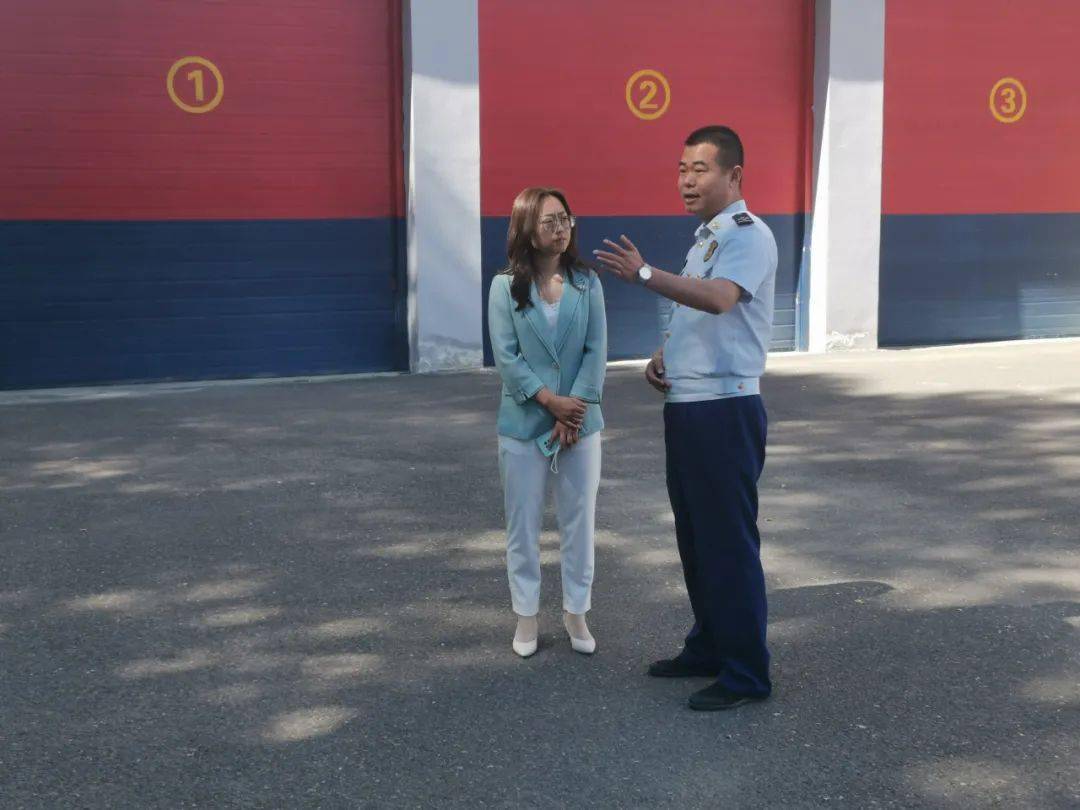 7月29日,副县长陈玲一行深入乌兰县消防救援大队调研指导工作.