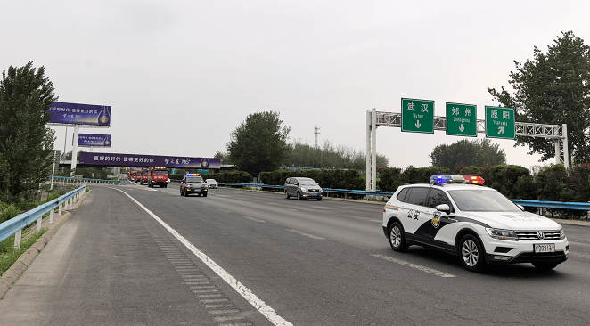 全力保障昼夜护航河南高速交警护送多批次防汛救灾车辆安全快速抵达