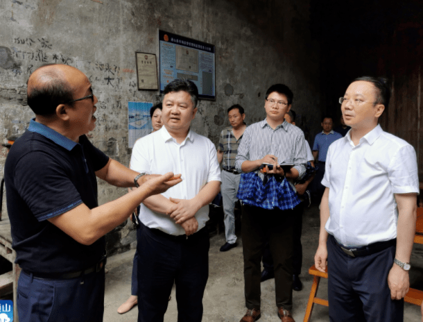 湖北日报传媒集团党委书记社长董事长陈剑文来通山调研