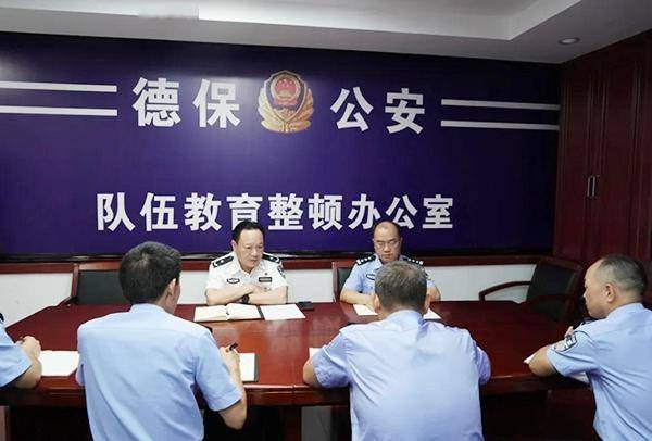 副局长李锦英率市公安局法制支队支队长杨正林到德保县公安局督导检查