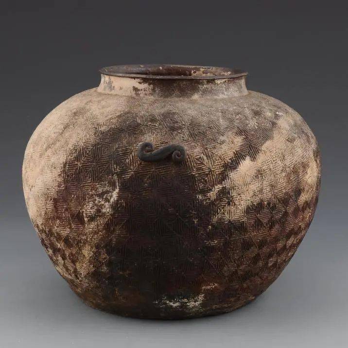 方格纹蛇形贴塑陶瓮