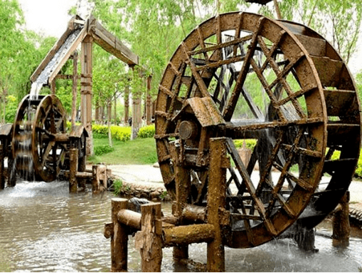 水车有双人式手把提水,也有高式人力水车提水.