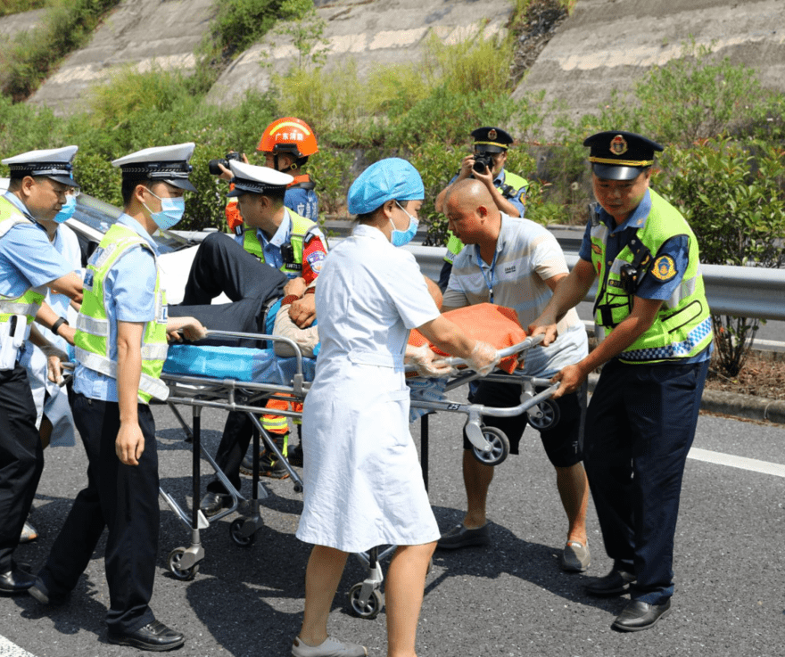 韶关交警联合多部门开展高速公路交通事故救援绿色通道应急演练
