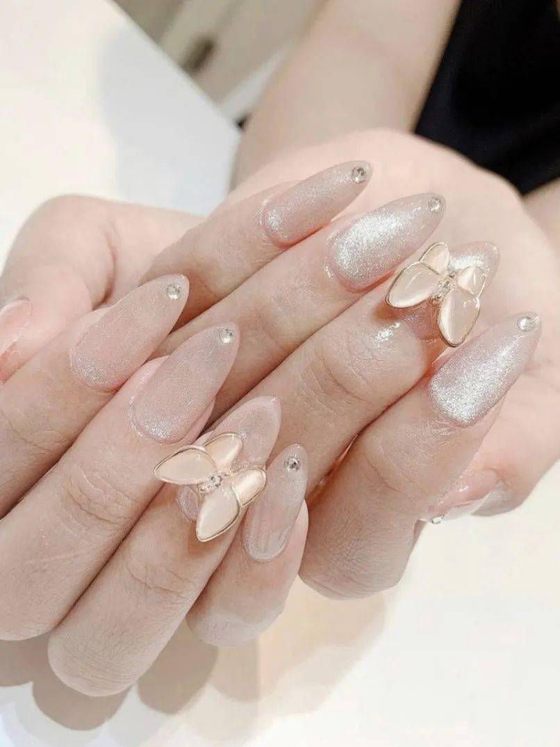 珍珠装饰的美甲有很多种类型,可以使用单个珍珠搭配法式美甲,简约不