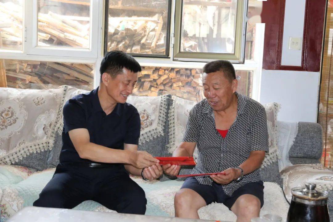 张文智"八一"建军节走访慰问部队官兵和退伍军人_临河区