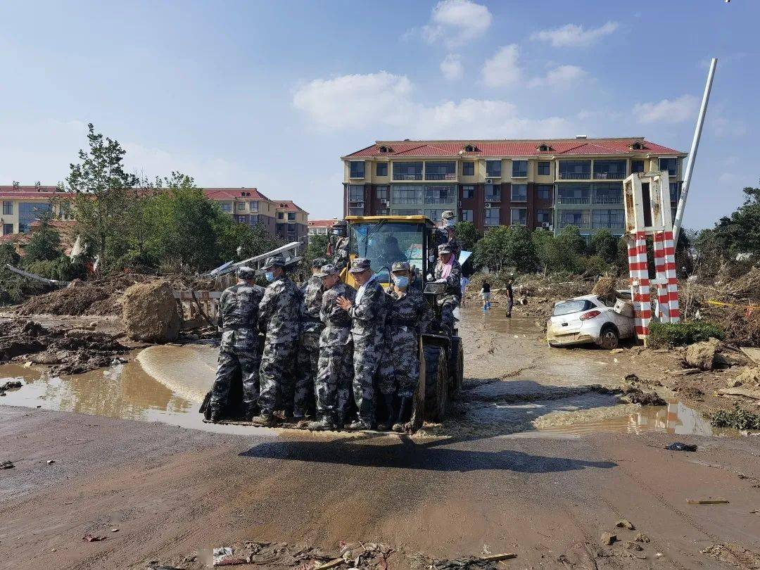 新闻河南省新密市民兵全力投入灾后重建