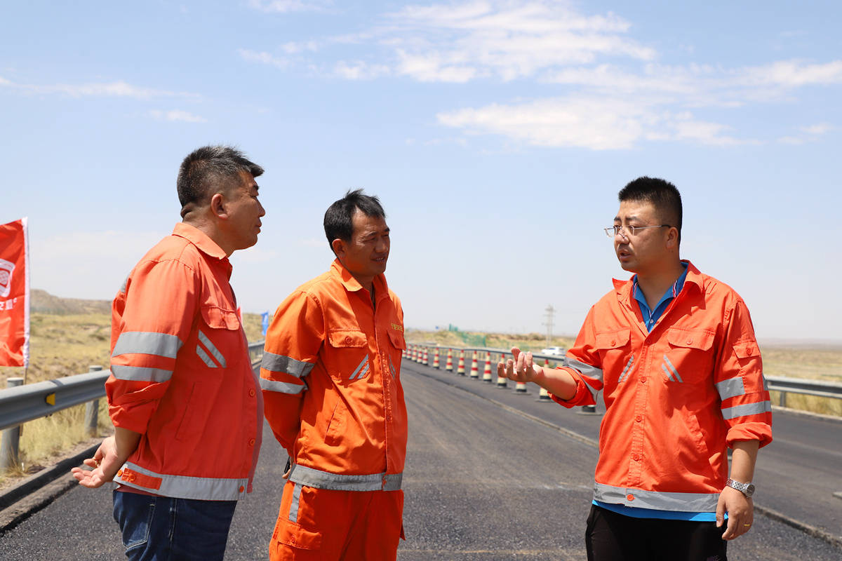 宁夏交建养护工人用汗水守护道路畅安舒美