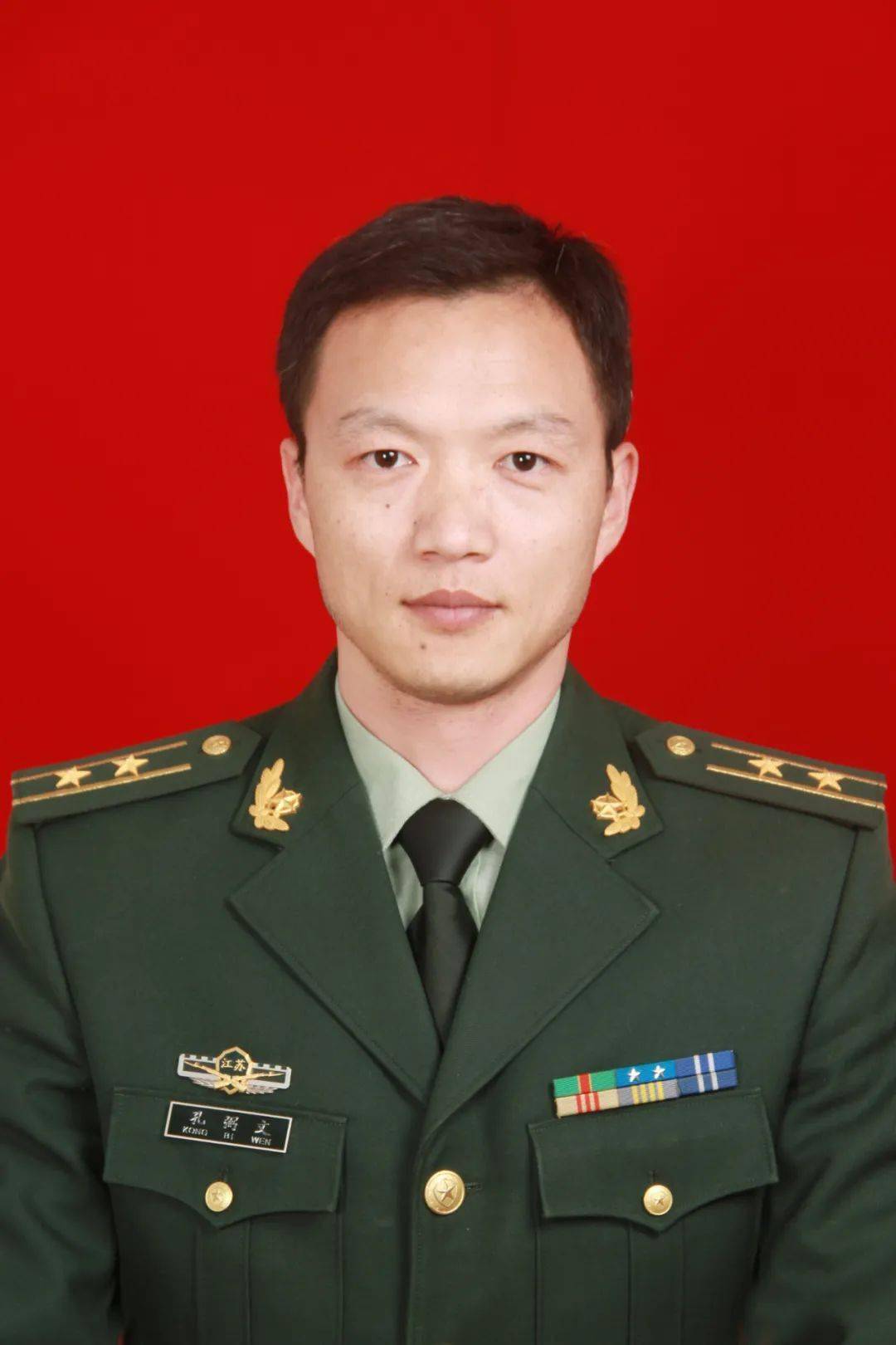 2008年9月入伍,现任中国人民解放军32737部队少校营级正职政治教导员