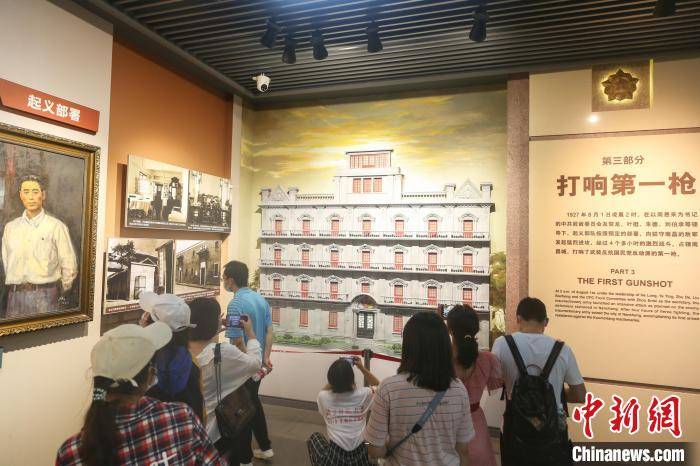 刘力鑫 摄图为游客在八一起义纪念馆内观看展览.