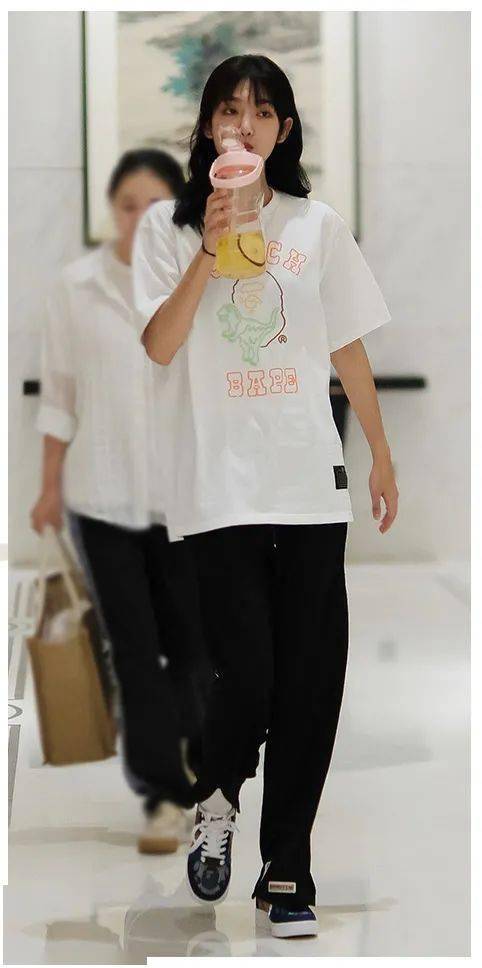 Air|Jennie「渣女穿搭」火了！这身材穿 400 块球鞋真顶！还有新晋长腿球鞋女神！
