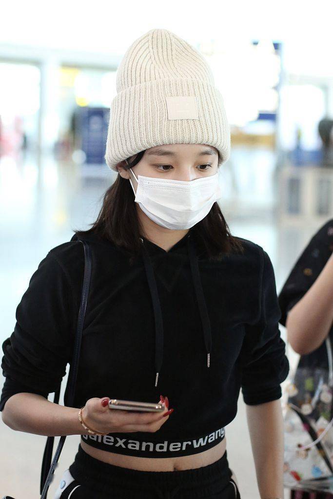 黑色|短帽衫+运动裤 宋雨琦肩背Marni托特包可爱俏皮