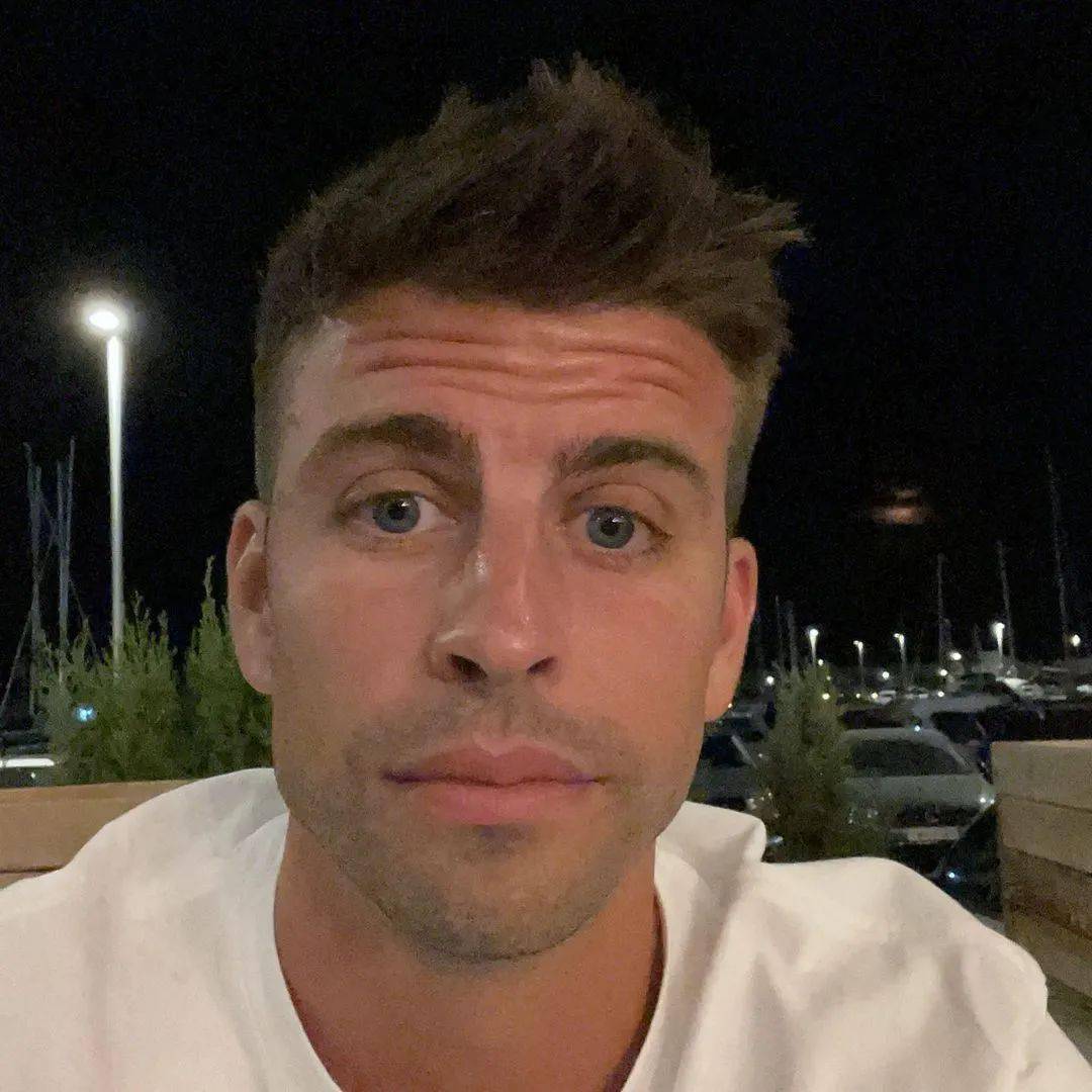 他中了自拍的毒,每天发好几张自拍…_杰拉德·皮克