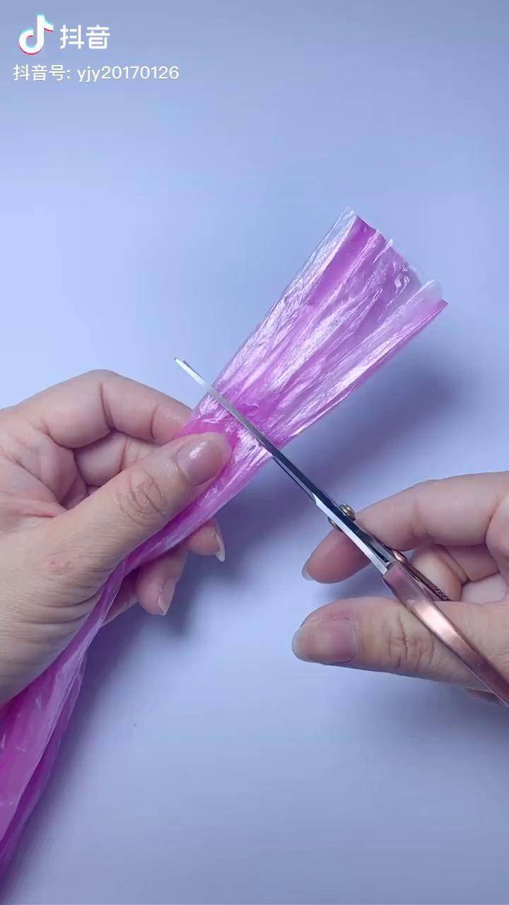 垃圾袋做花是不是简单又好看?这是最简单的一种,你学会了吗手工diy 花